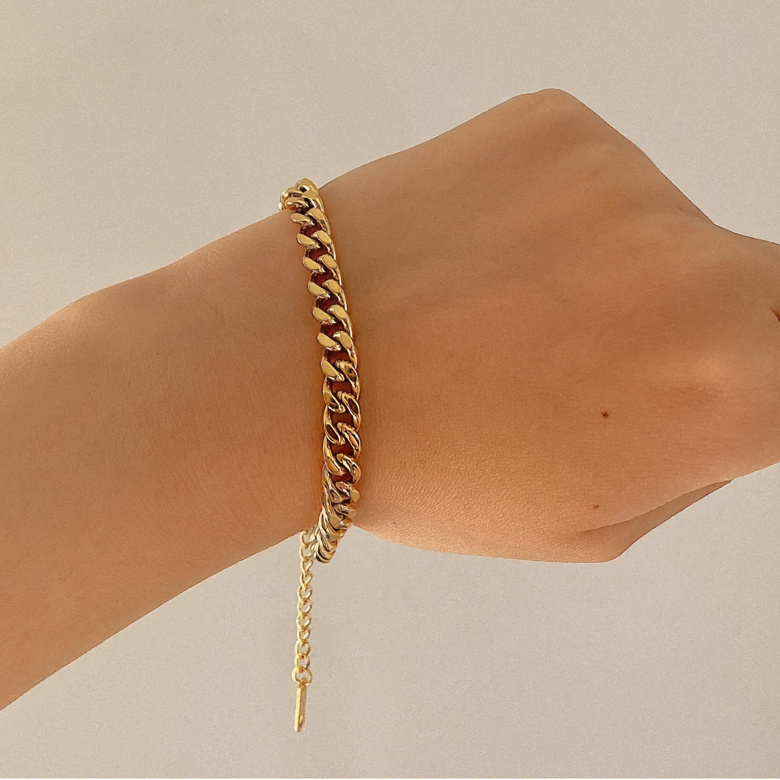 Sofi – Thin gold chain with discreet pendant.
