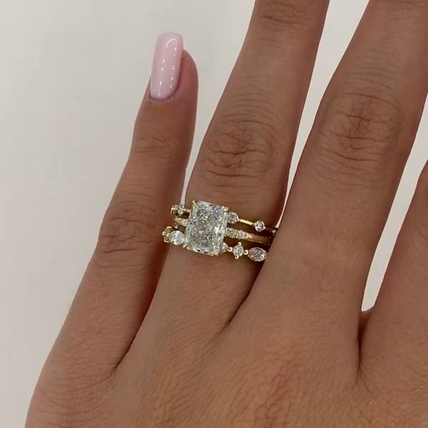 Nora – Ring with diamond in layered design.