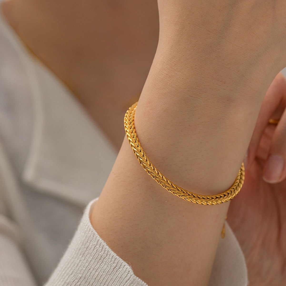 Katarina – Delicate gold bracelet with simple design.
