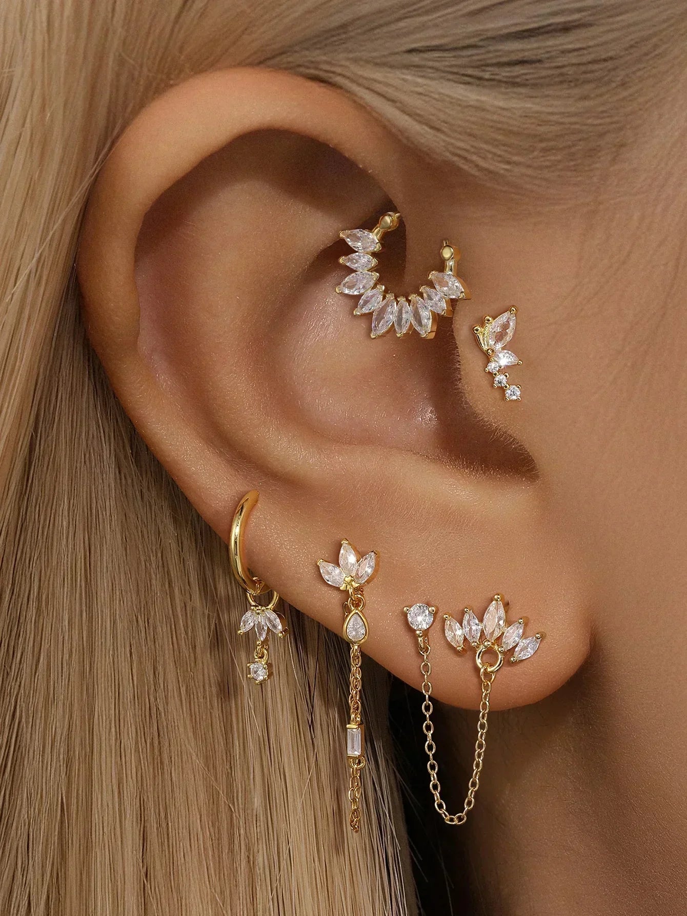 Daniela – Gold earrings in a fluid form.