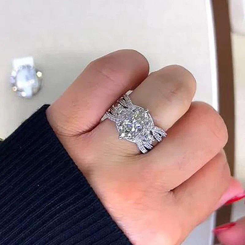 Emilia – Ring with a sparkling diamond and rectangular cut.