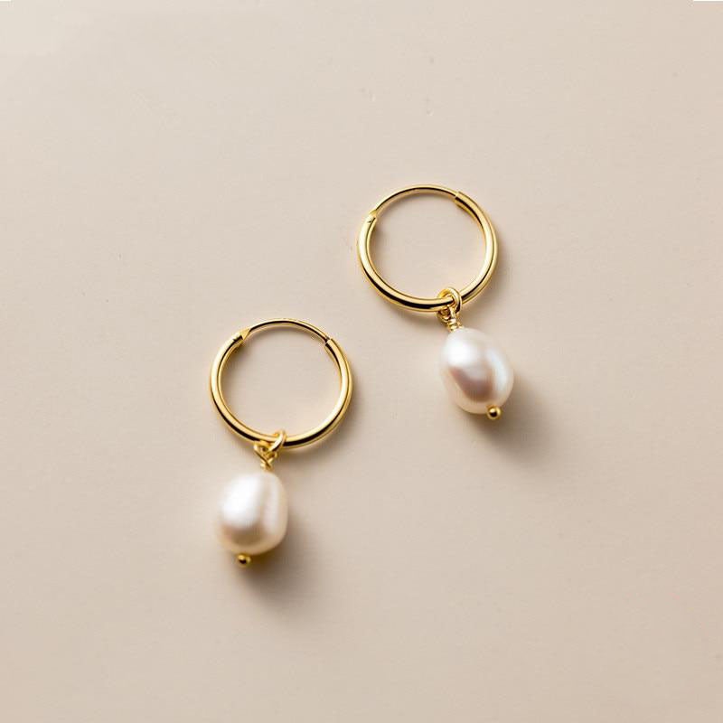 Elisa-Marie – Gold earrings with hanging daisies.