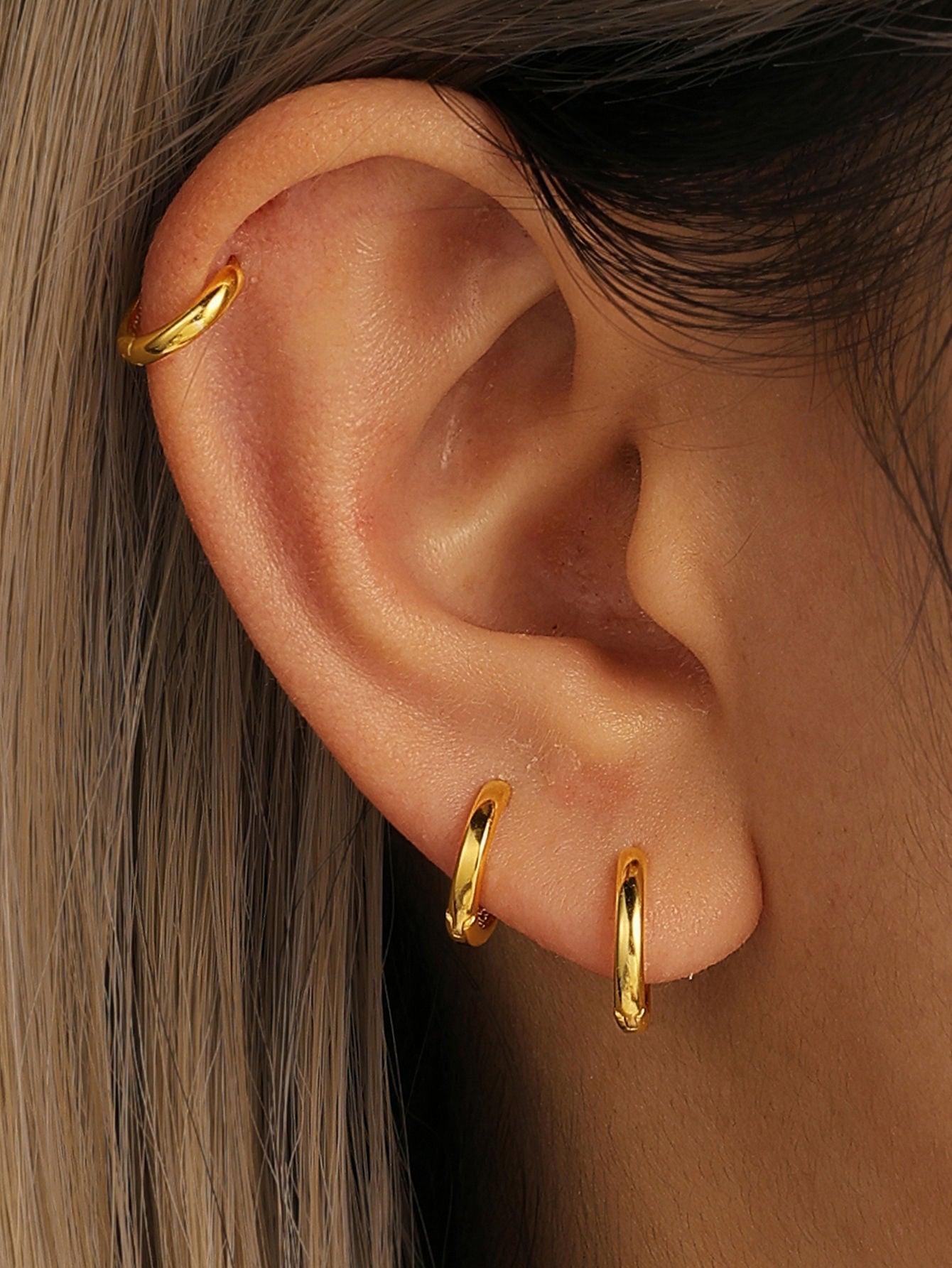 Emilia – Earrings of thin gold with a soft sheen.