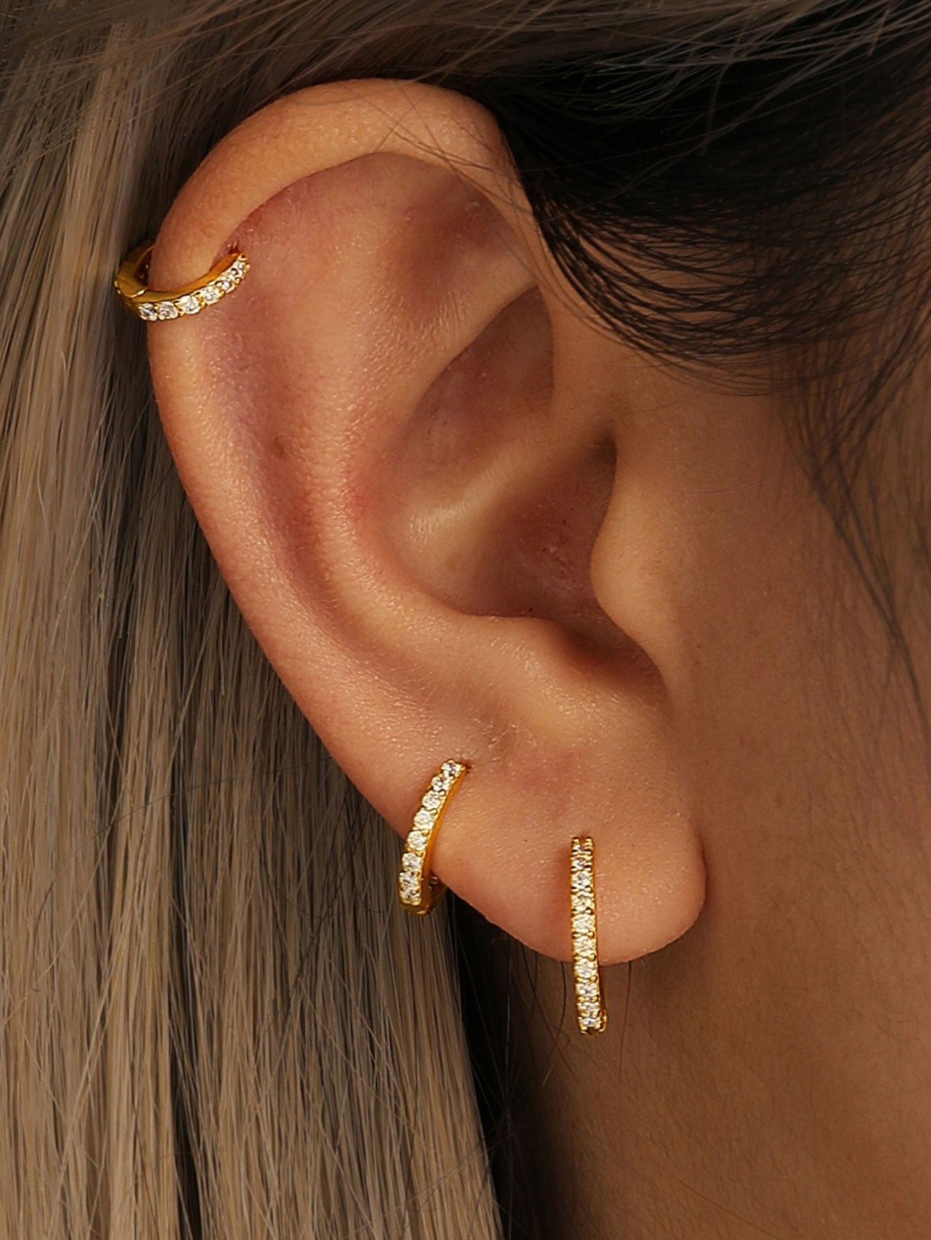 Anneliese – Gold Earrings with Soft Curve