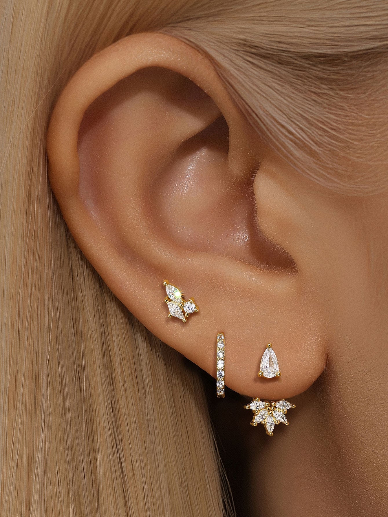 Magda – Thin gold earrings with a soft, sparkling finish.