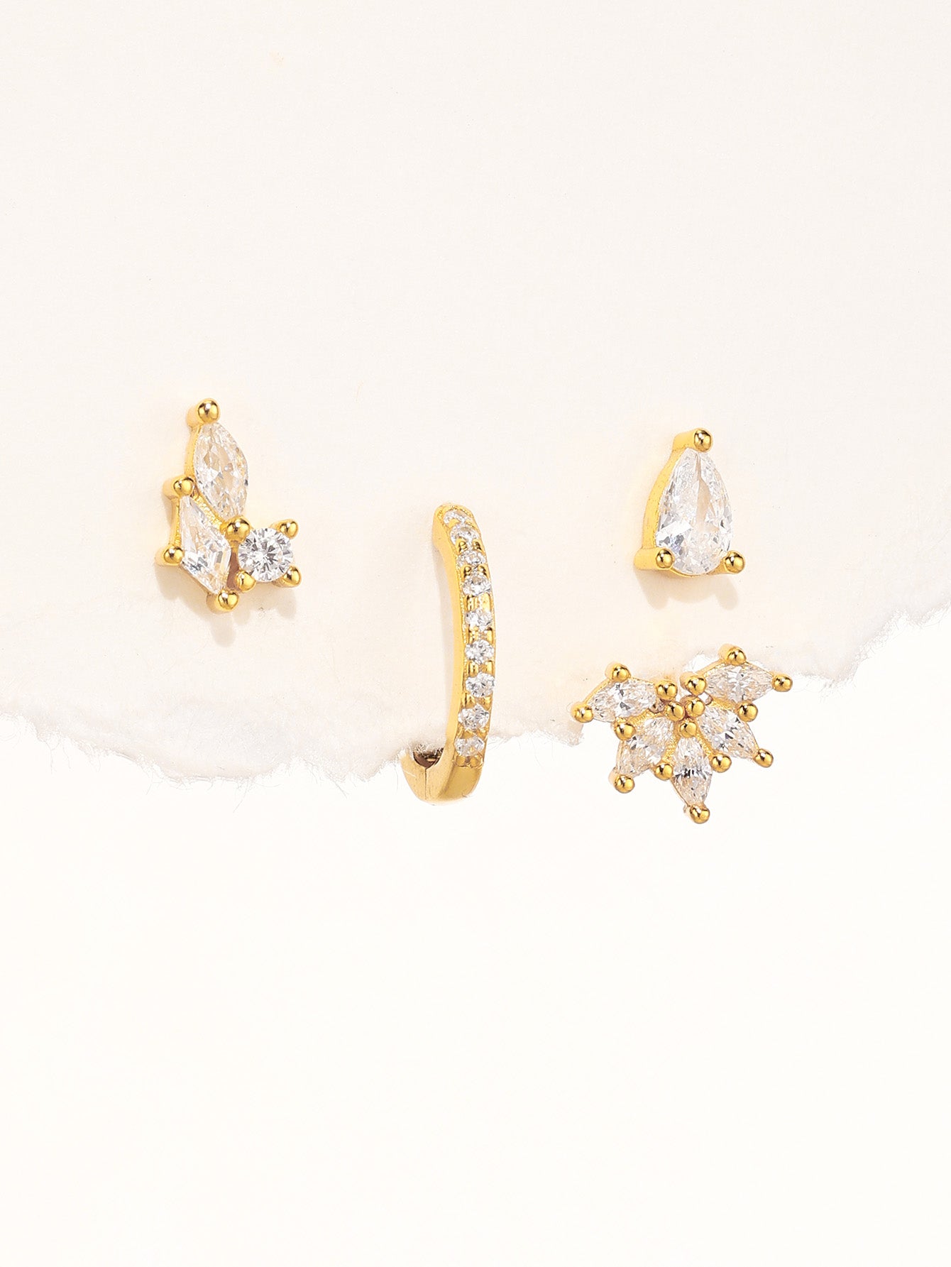 Magda – Thin gold earrings with a soft, sparkling finish.