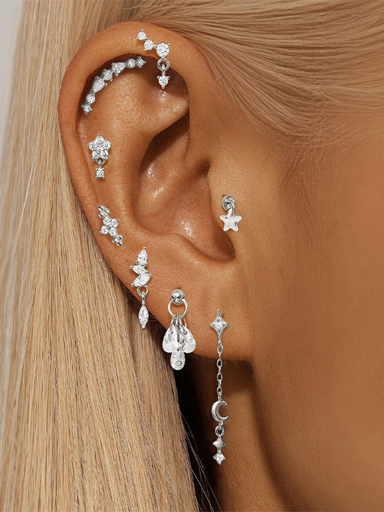 Selina – Thin gold earrings with a movable element.