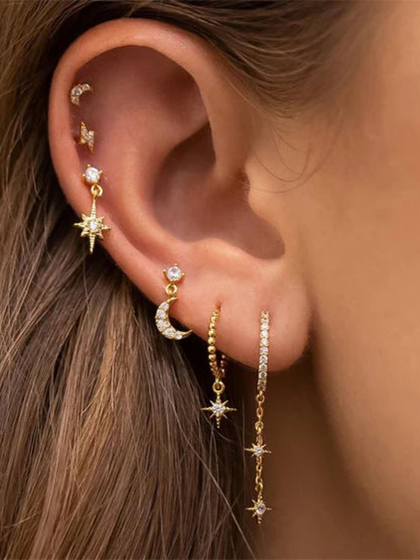 Pavlina – Earrings in fine gold with a modern design.