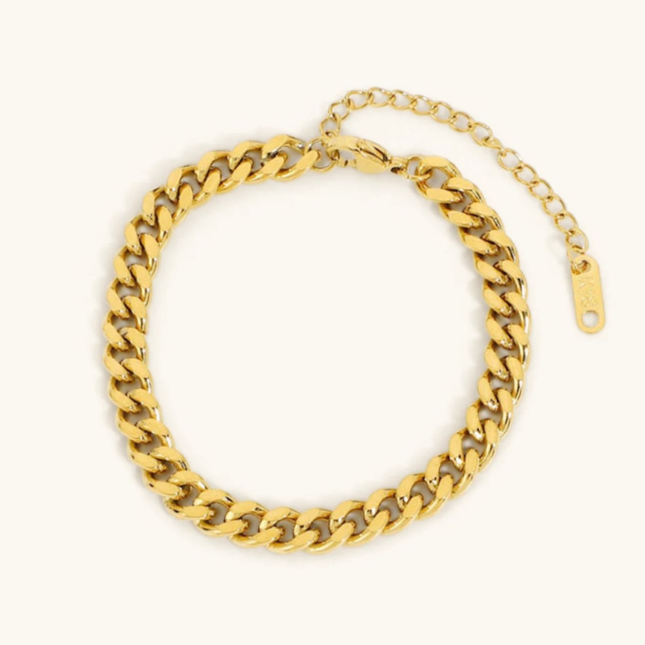Sofi – Thin gold chain with discreet pendant.