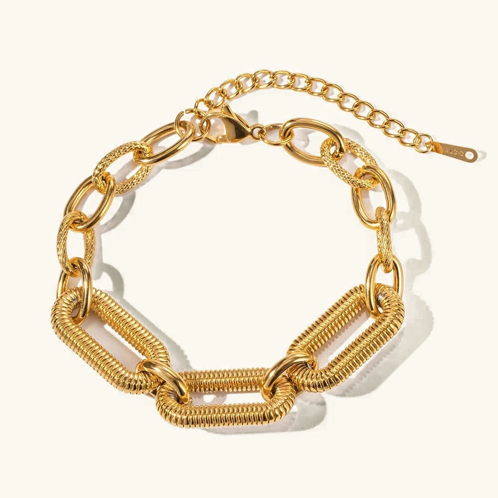 Klara – Gold bracelet with a narrow pattern.