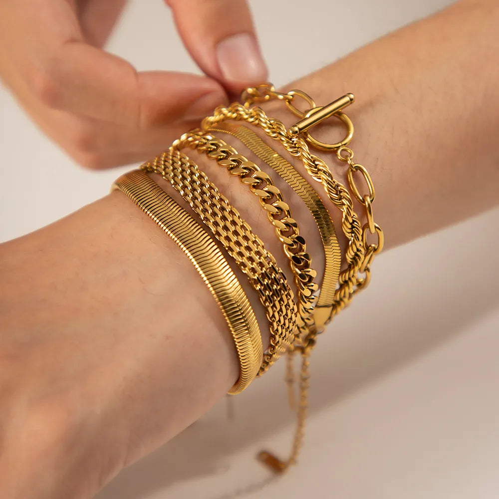 Teresa – Gold Bracelet with Double Chain Effect.