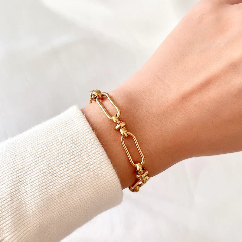 Marisa – Gold bracelet with a fine double structure.