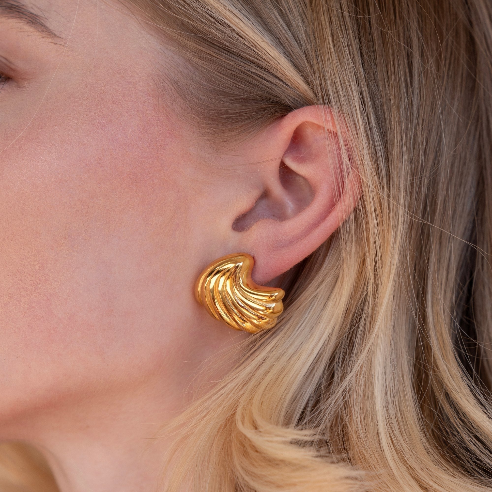Annélise – Gold earrings in the shape of a shell.