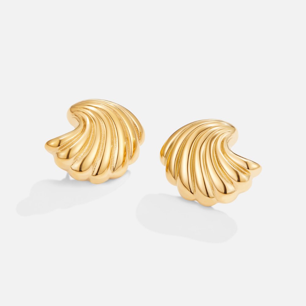 Annélise – Gold earrings in the shape of a shell.