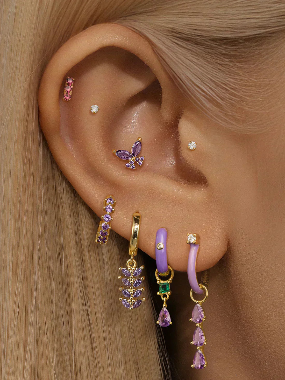 Isabella – Thin gold jewellery in geometric form.