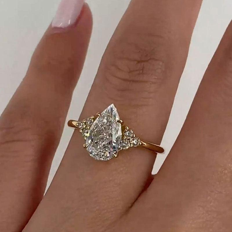 Klarissa – Ring with a diamond in a droplet shape with a golden finish.