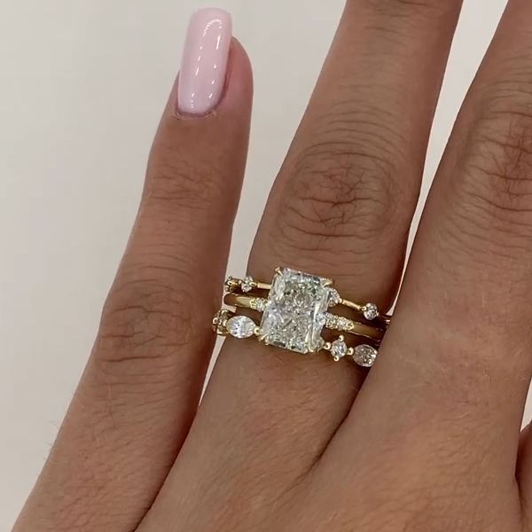 Nora – Ring with diamond in layered design.