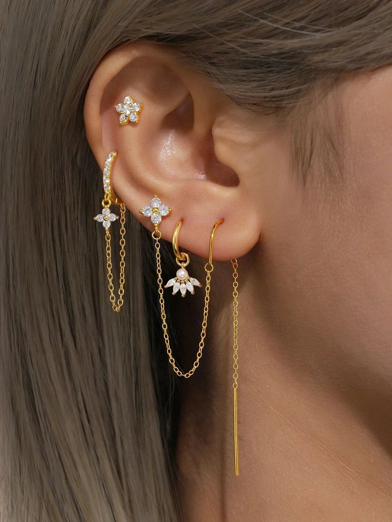 Clarissa – Gold earrings in a thin square shape.