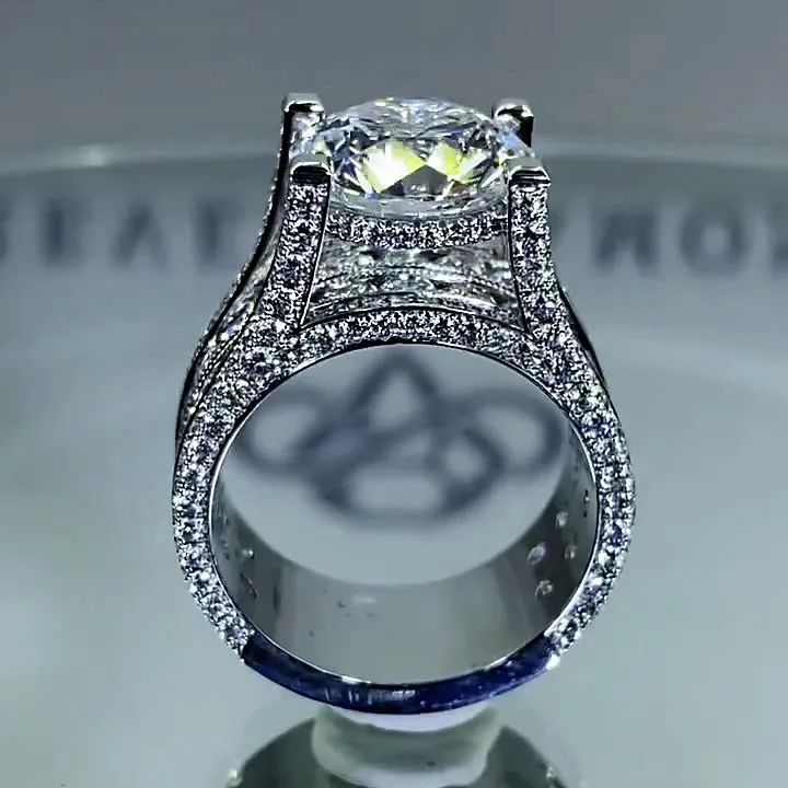 Jasmin – Ring with an exceptionally sparkling diamond in a vintage setting