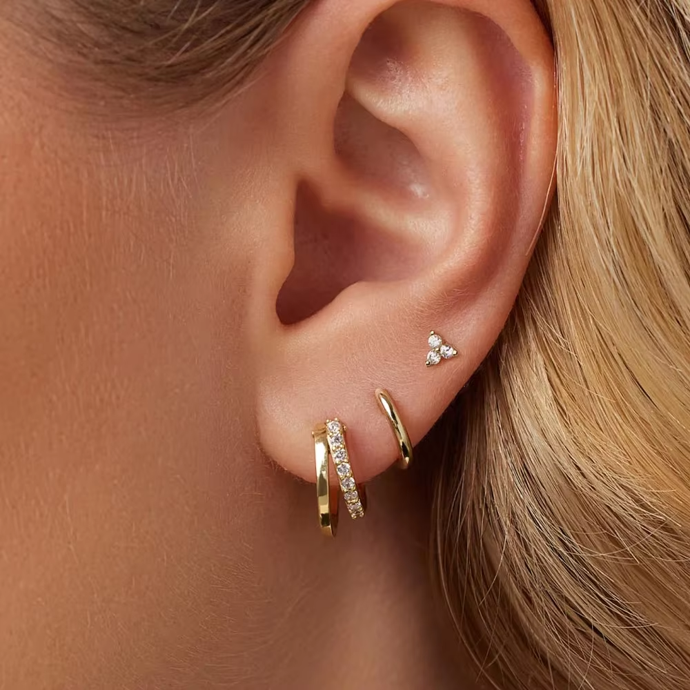 Amalia – Gold earrings with subtle movement.