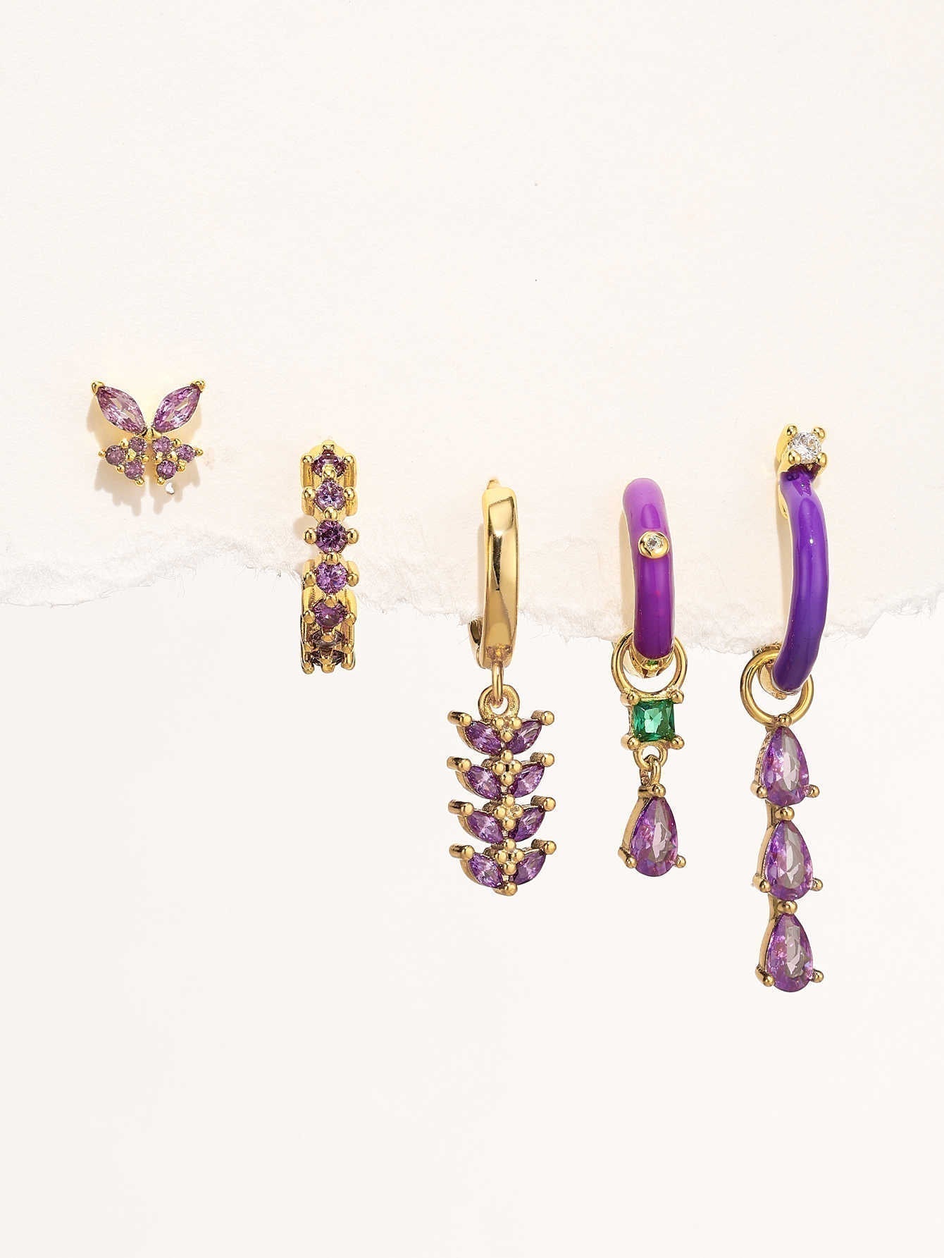 Isabella – Thin gold jewellery in geometric form.