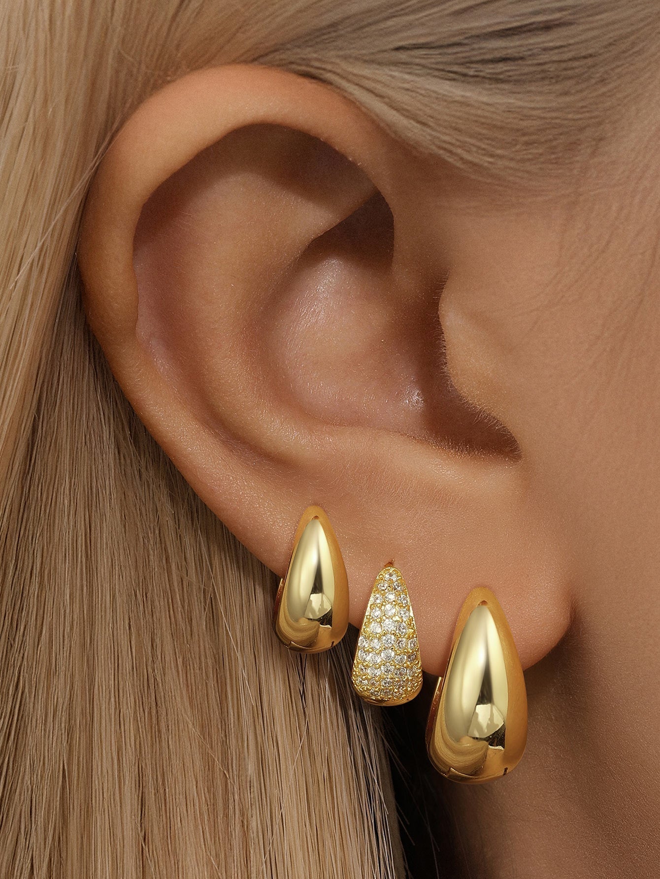 Rosali – Soft gold earrings with a curved structure.