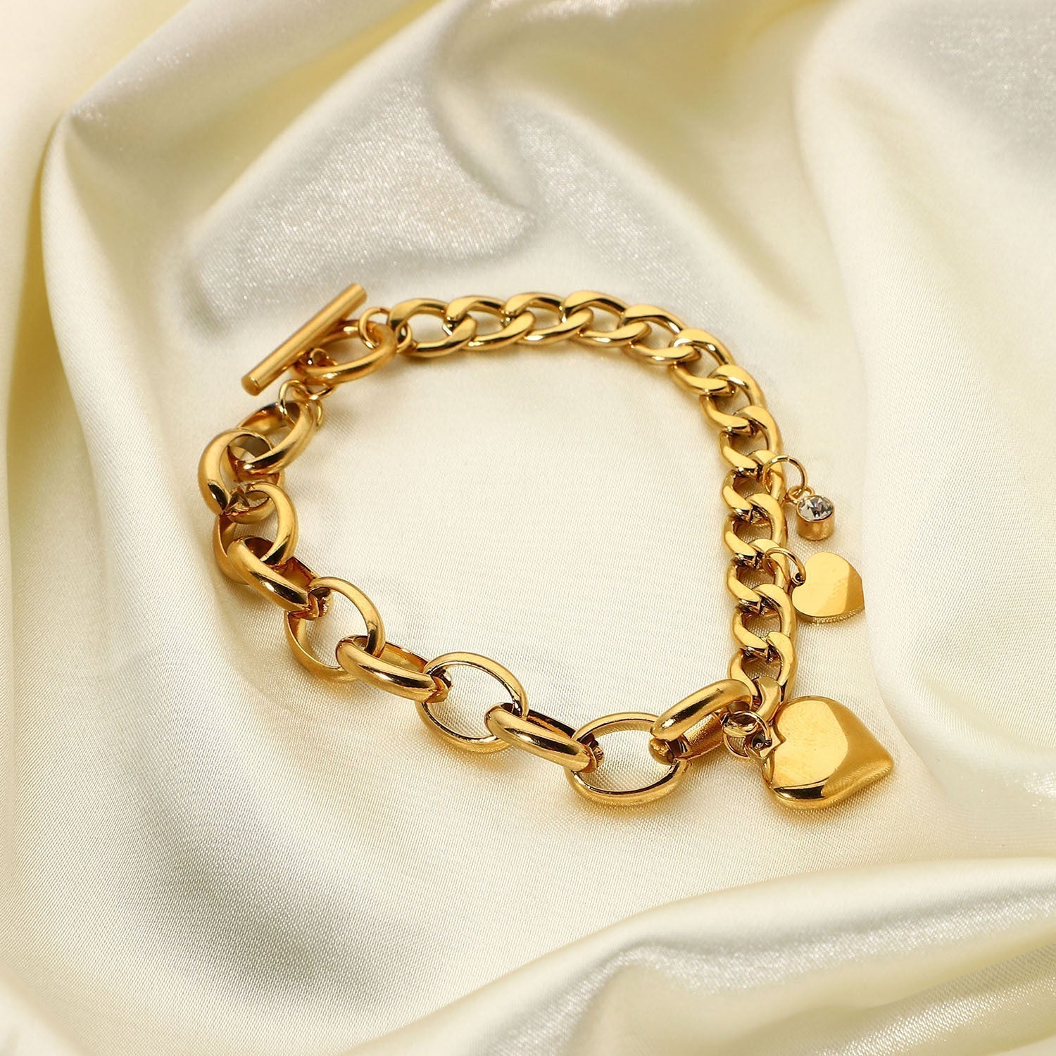 Francesca – Gold bracelet with large round rings.