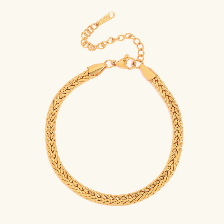 Katarina – Delicate gold bracelet with simple design.