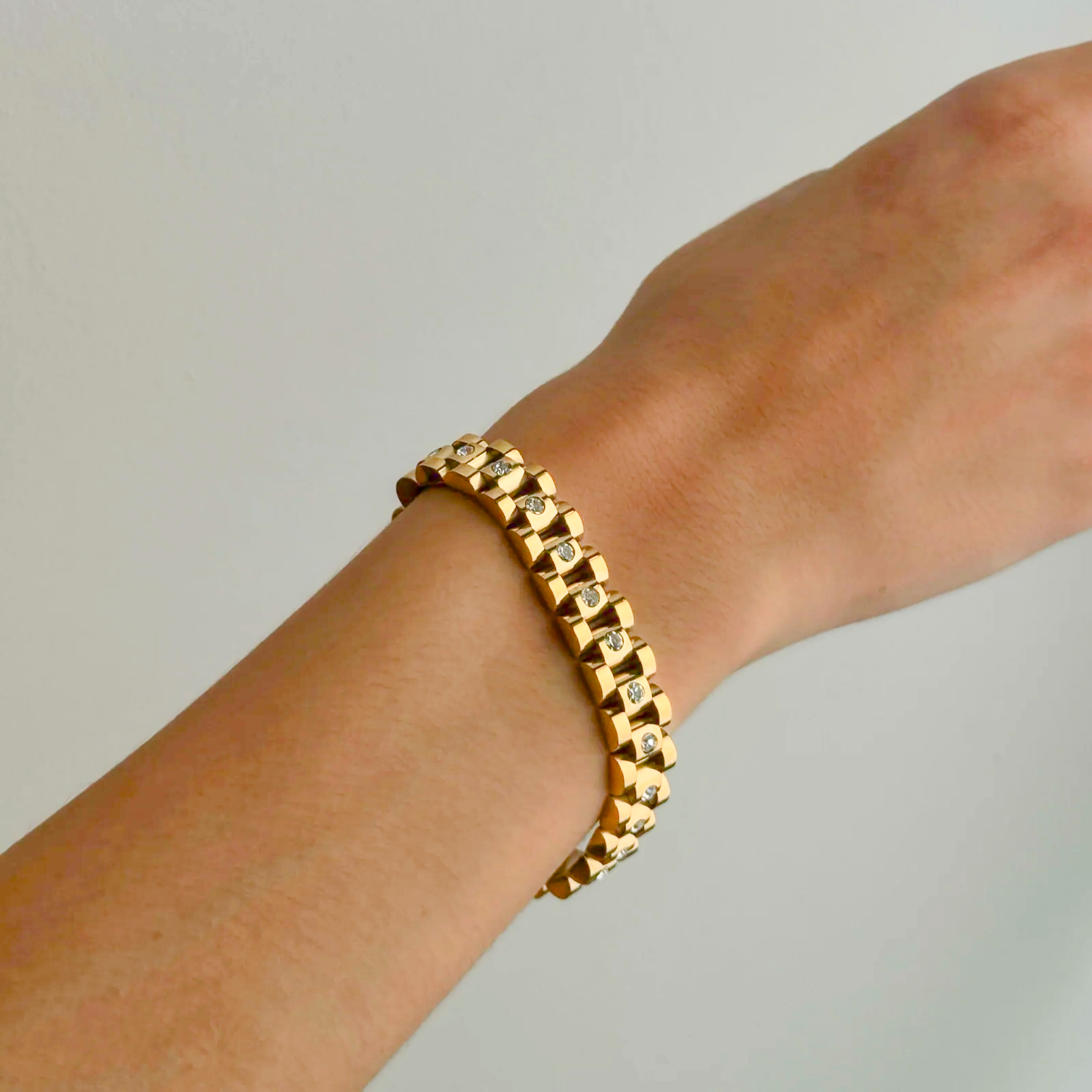 Amira – Gold bracelet with a thick chain structure.