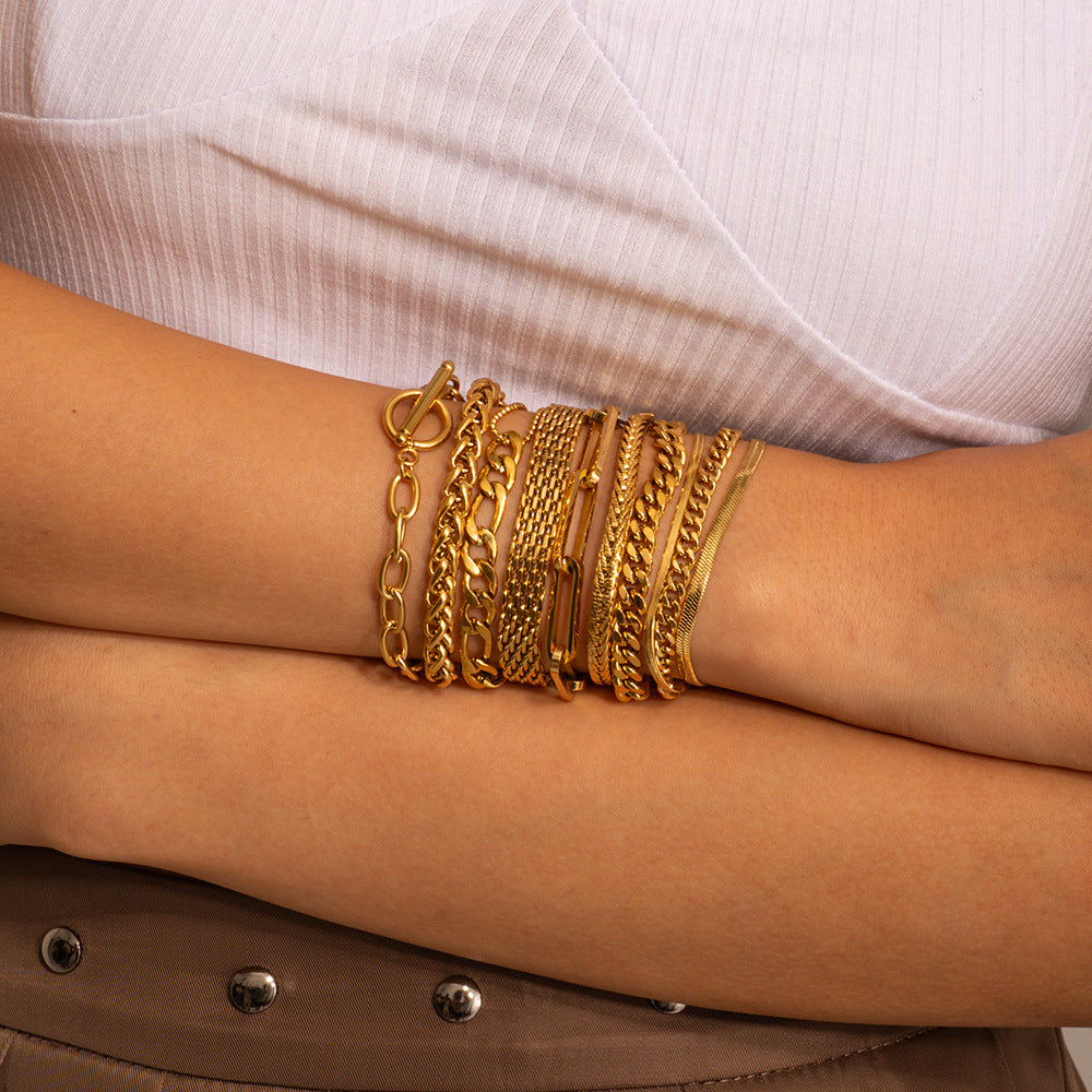 Lena – Slim bracelet with a simple silhouette.