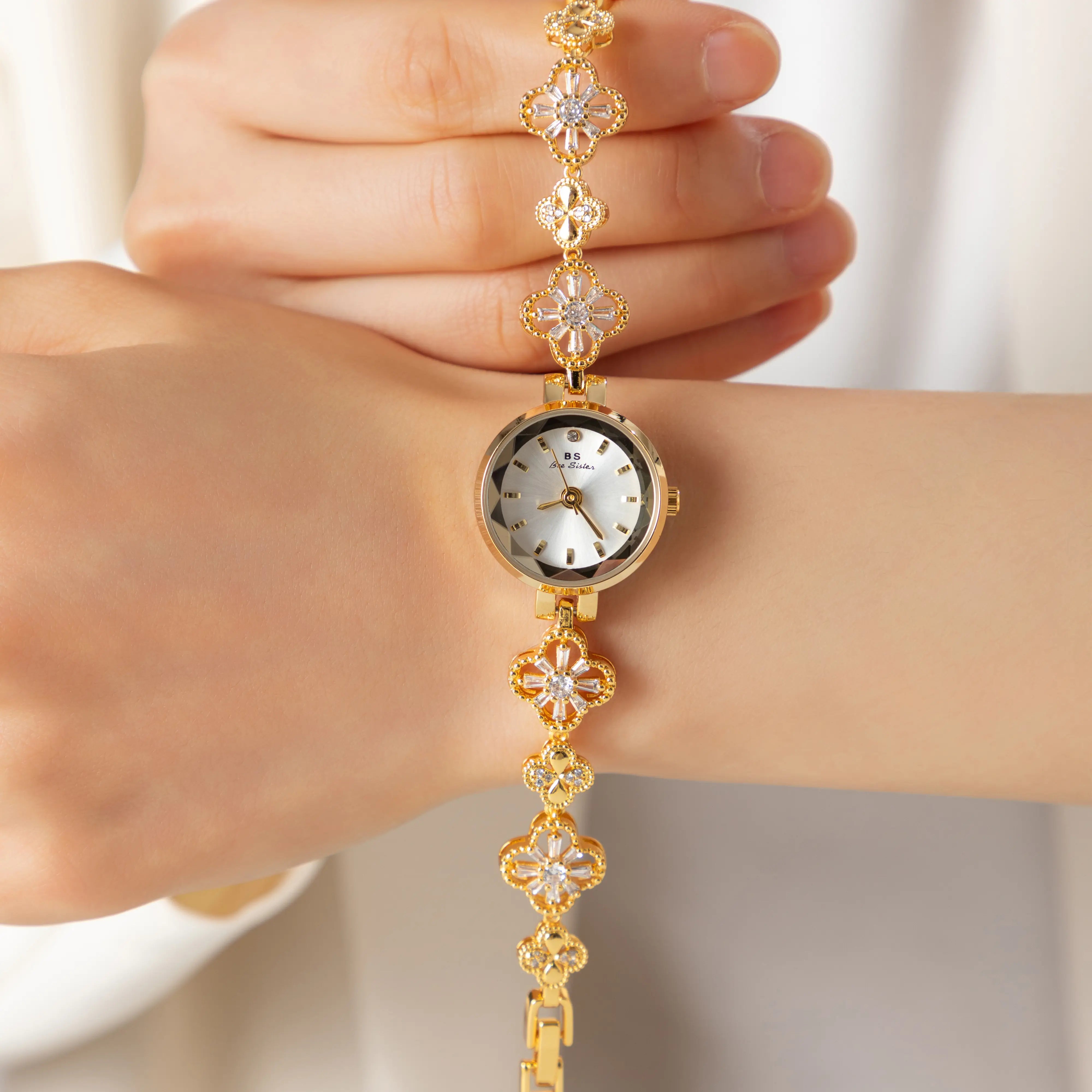 Elina – Gold bracelet inspired by flowers.