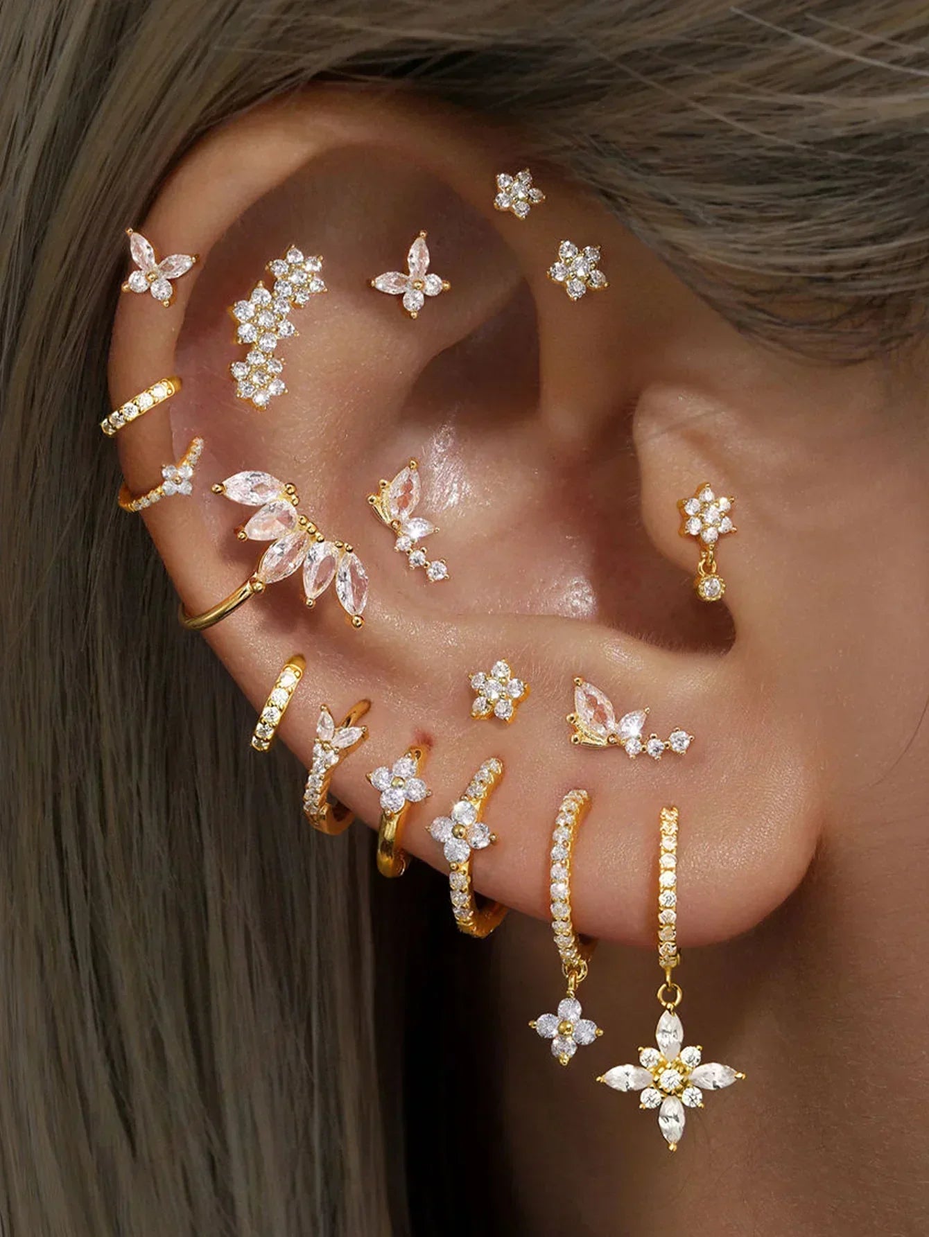 Eva-Mari – Thin gold earrings with a flowing shape.