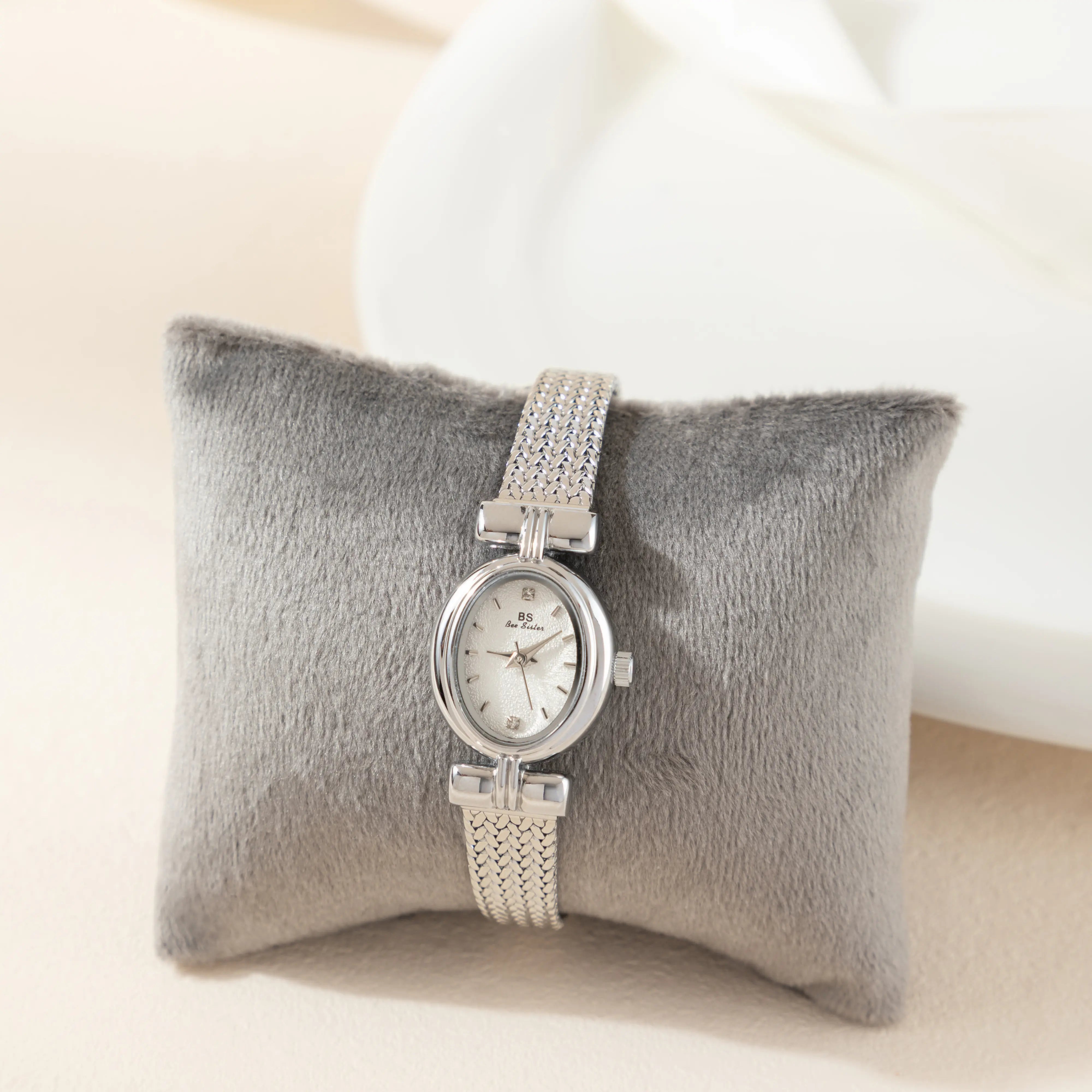 Selina – Gold with oval pattern.