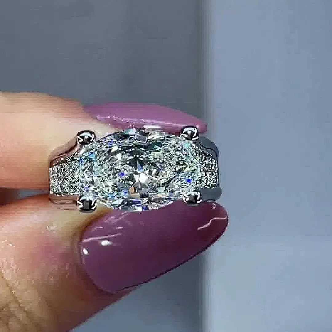 Victoria – Sparkling ring with side details.