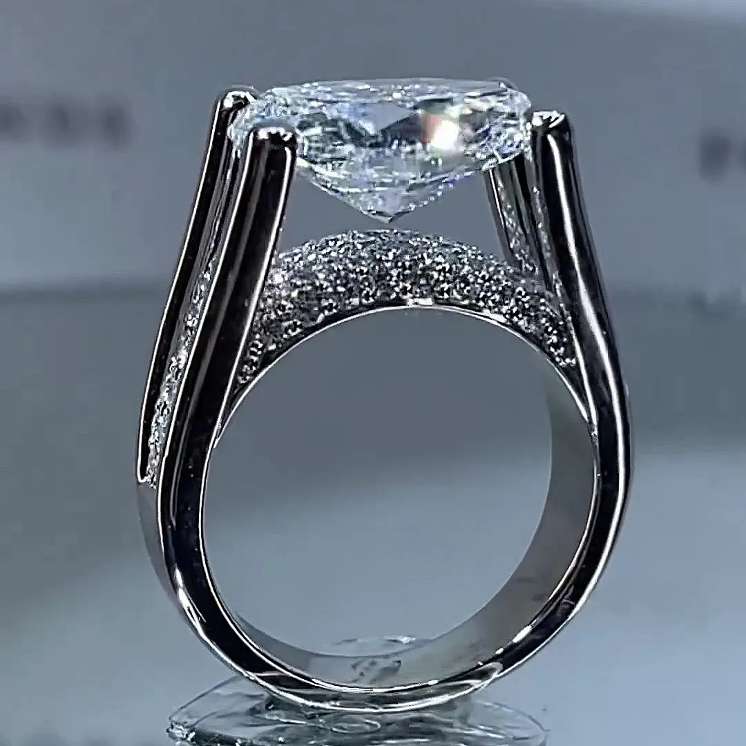 Victoria – Sparkling ring with side details.