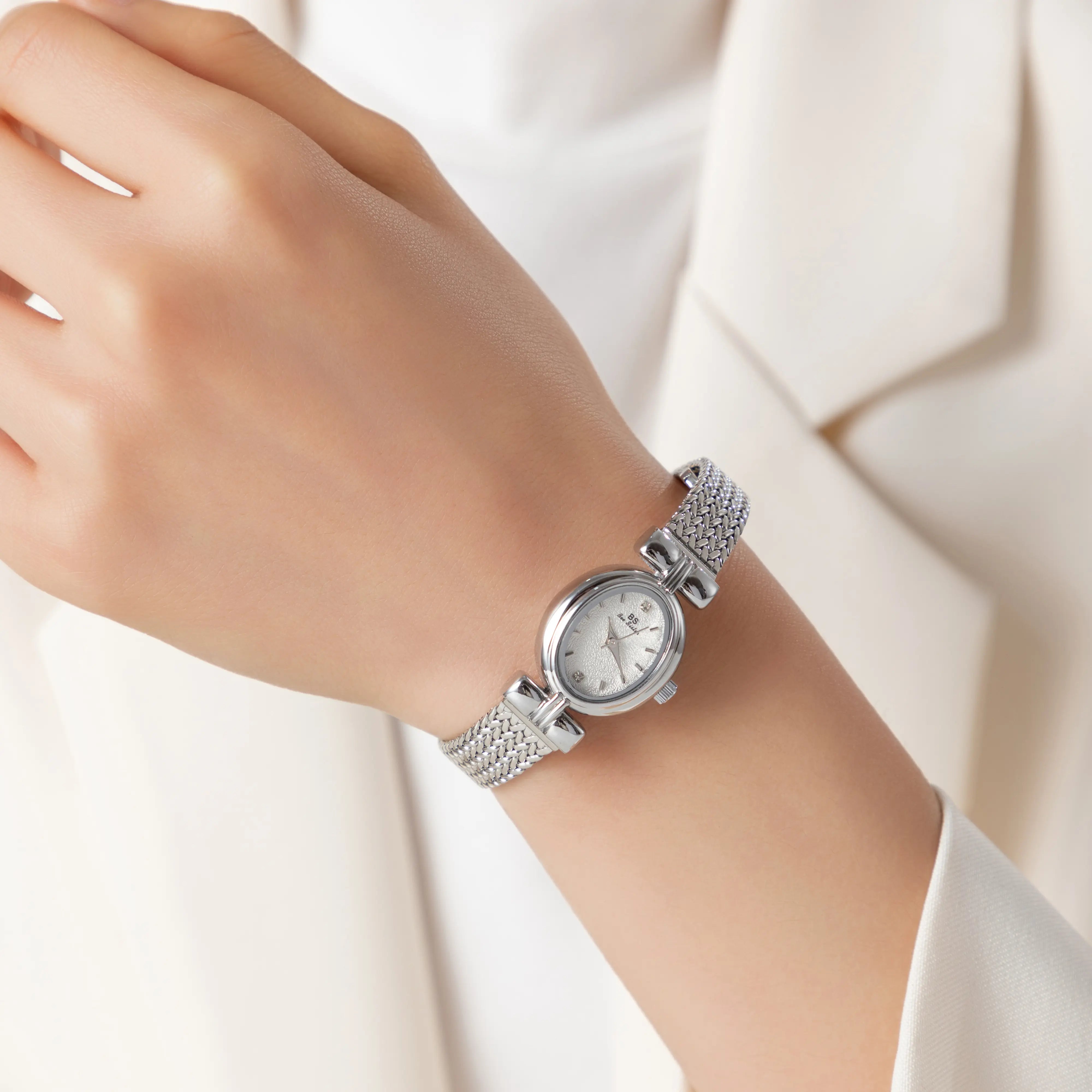 Selina – Gold with oval pattern.