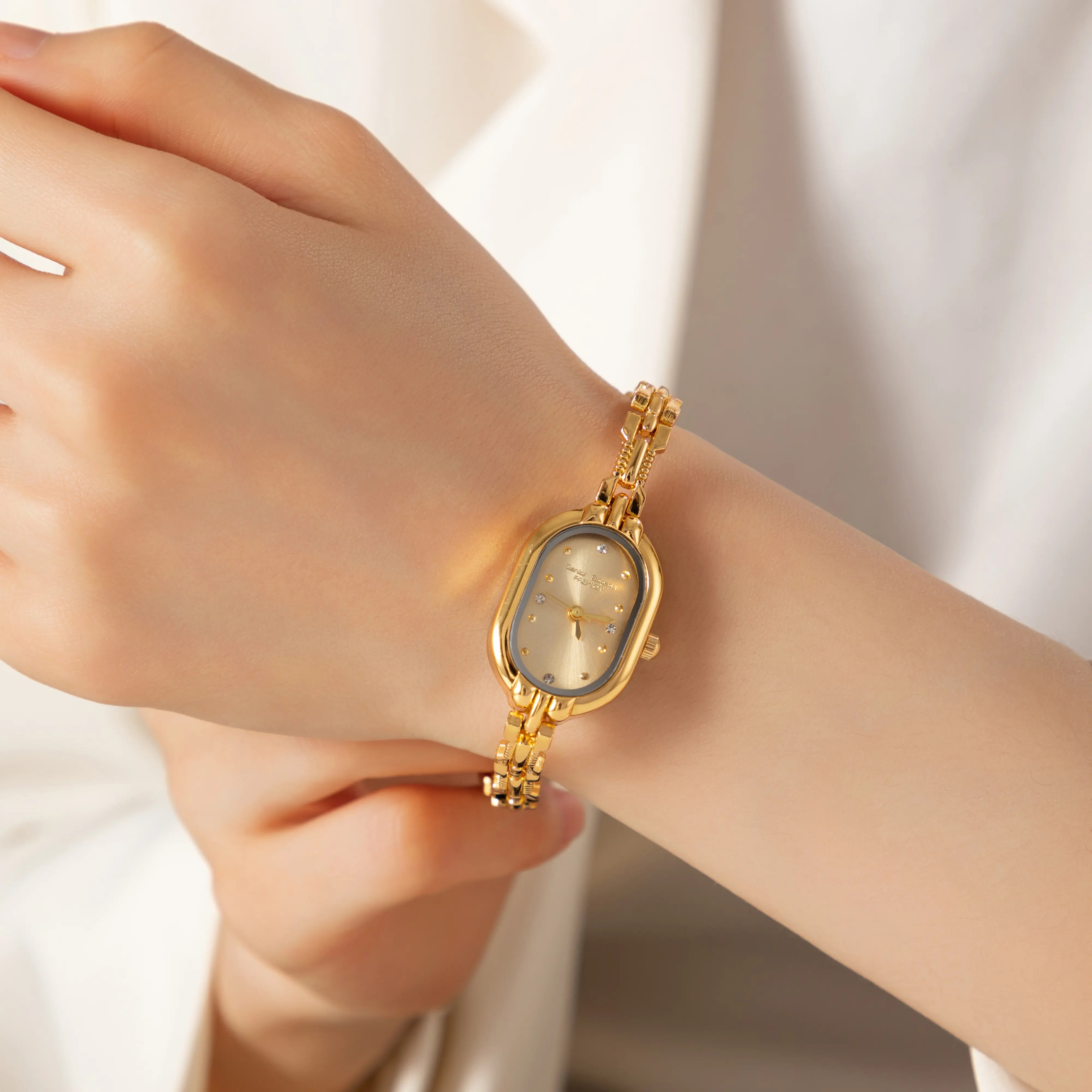 Viktoria – Gold watch with an oval face.