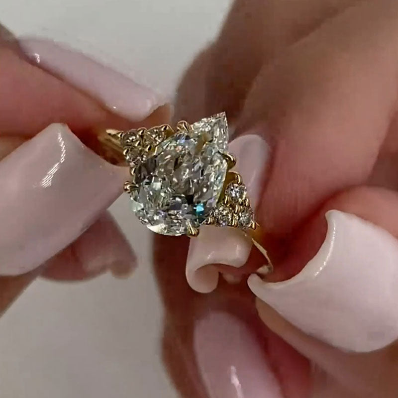 Klarissa – Ring with a diamond in a droplet shape with a golden finish.