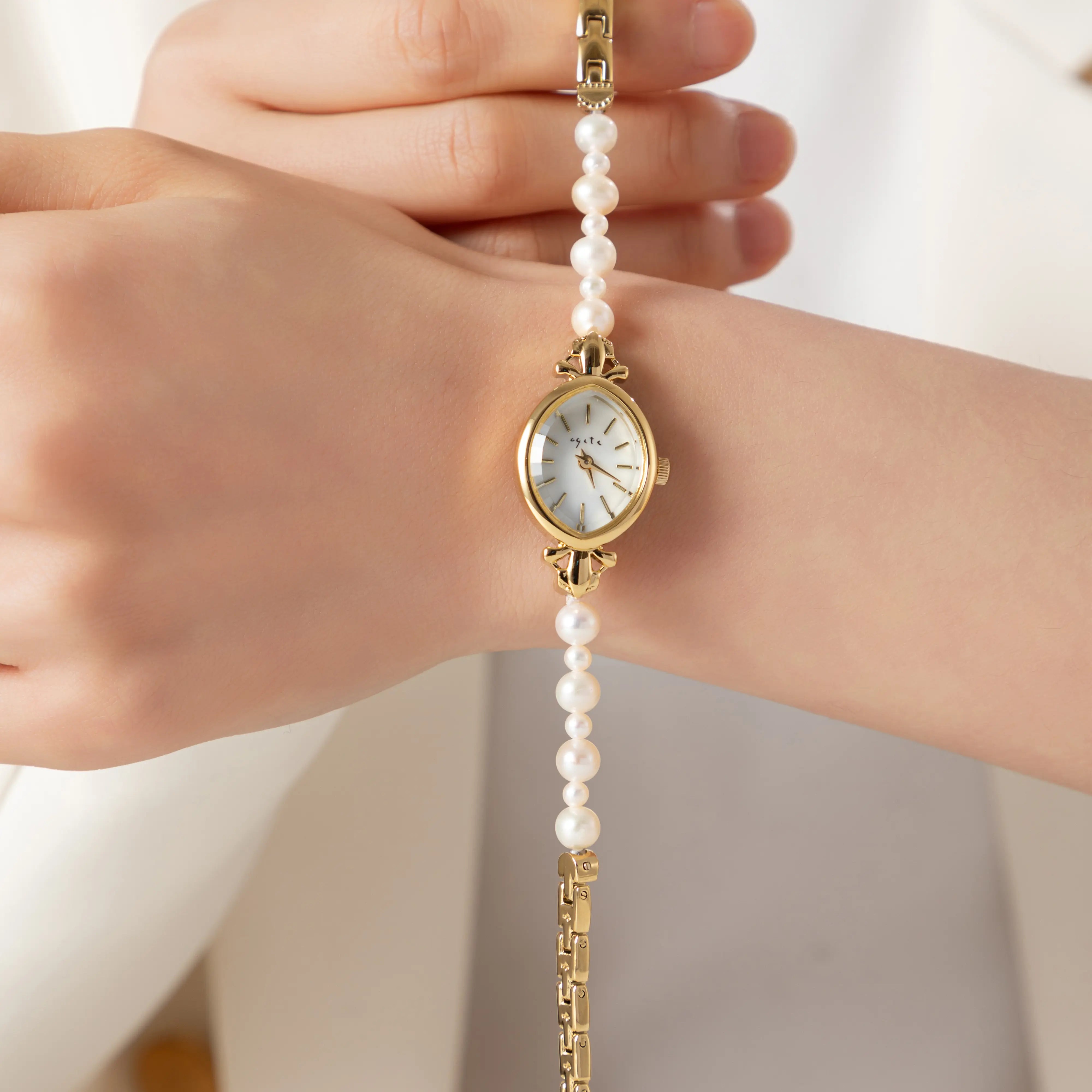 Aurelia – Gold ladies' watch with a drop-shaped case.