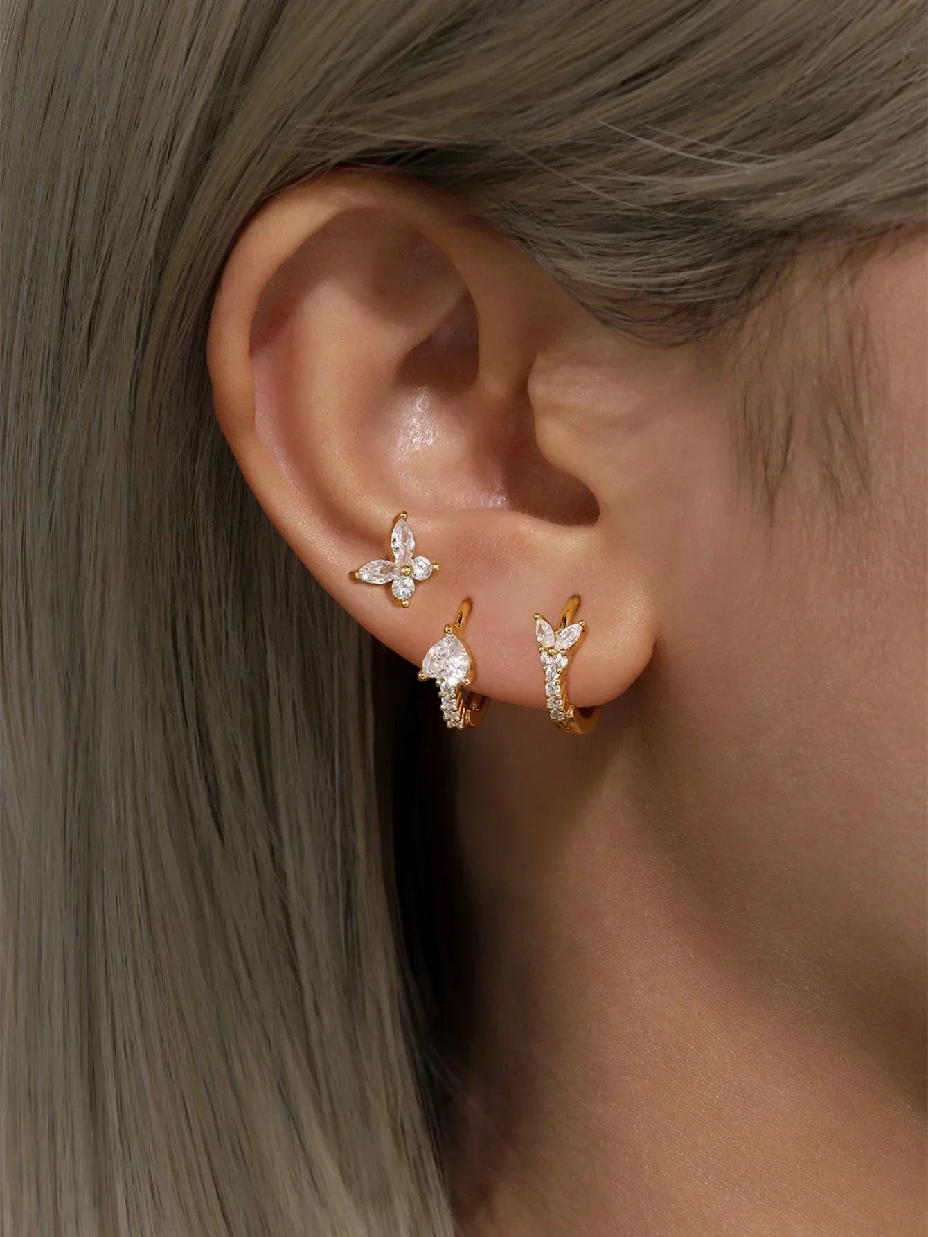 Eva-Mari – Thin gold earrings with a flowing shape.