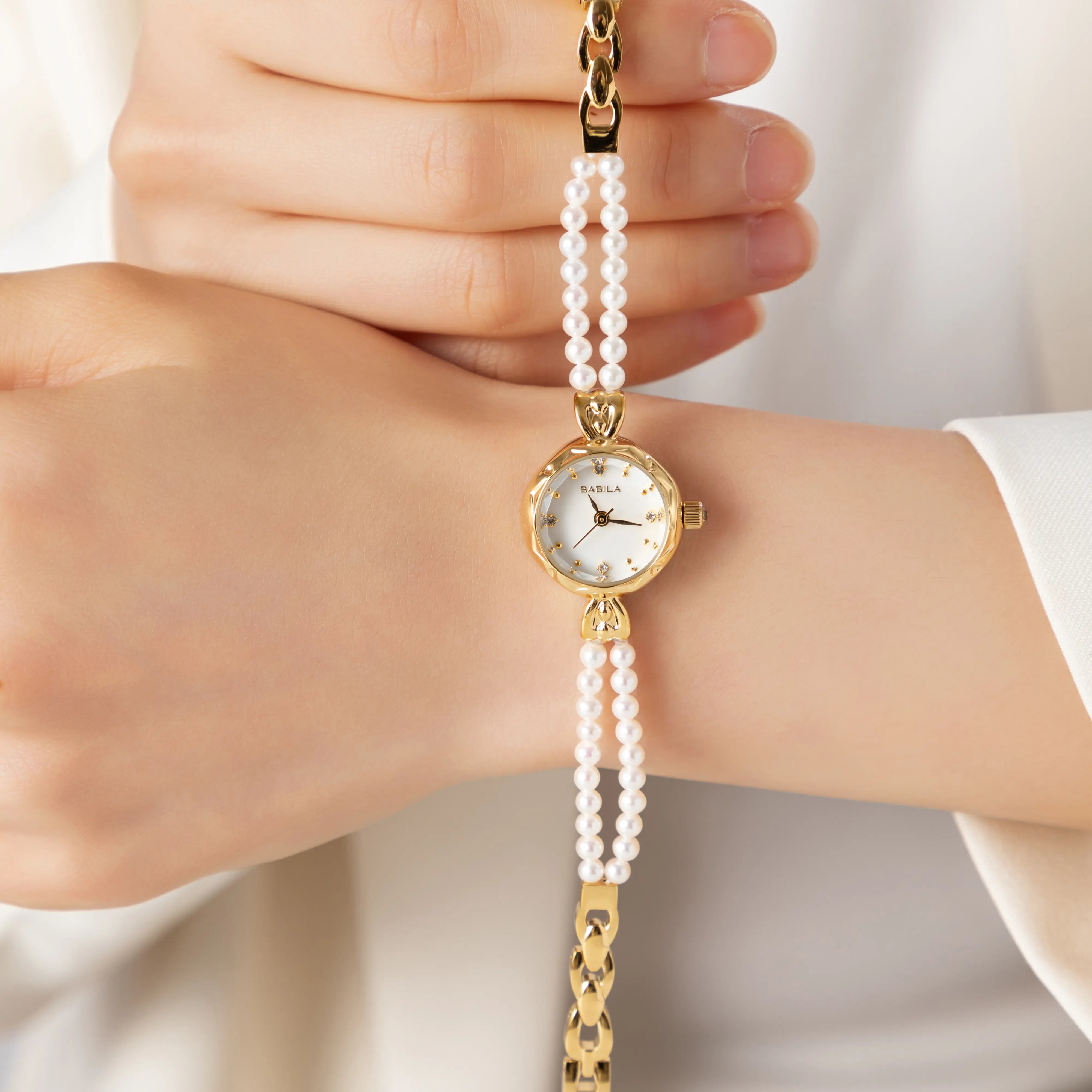 Johanna – Gold Bracelet with Crystal Frame.