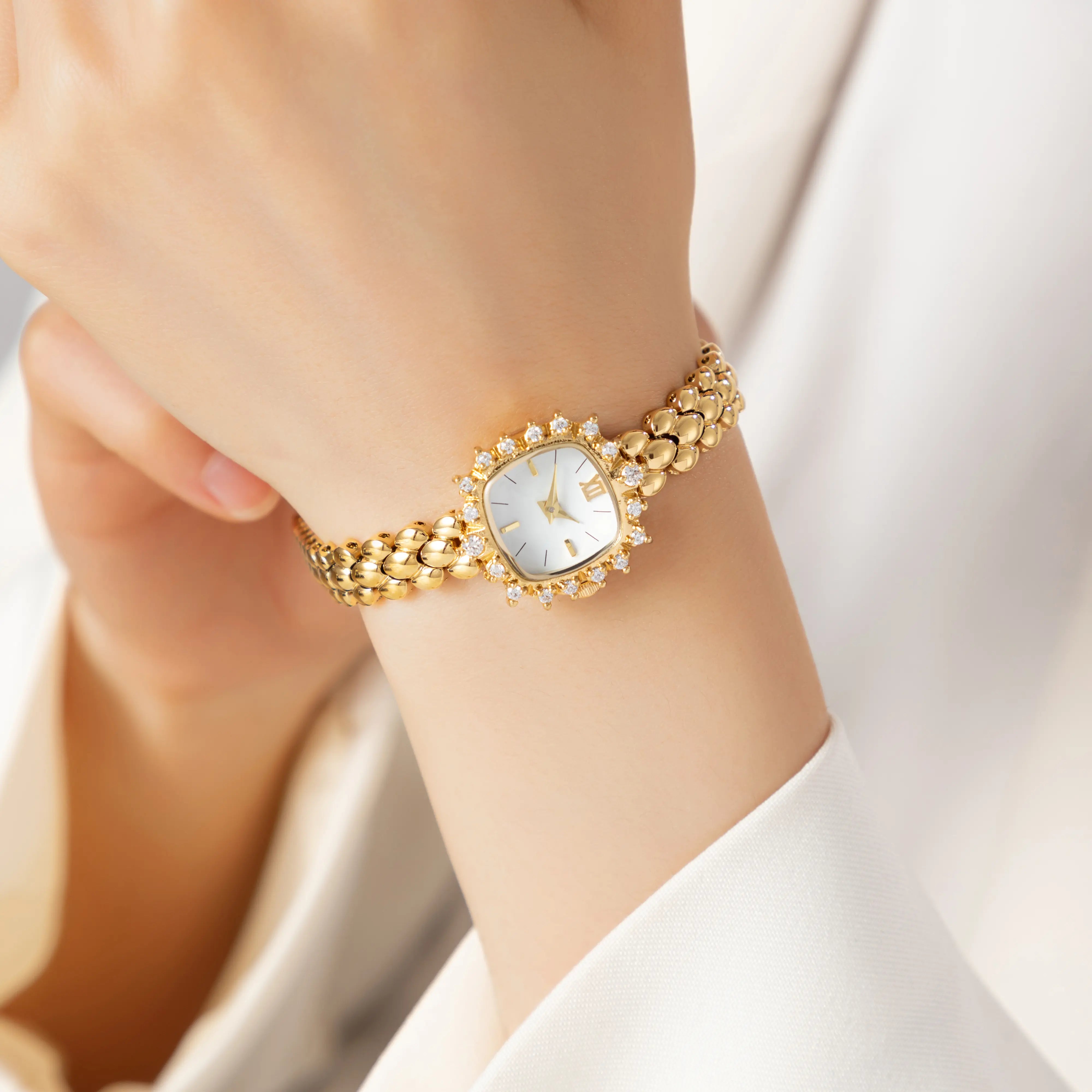 Isabella – Gold watch with chain bracelet.