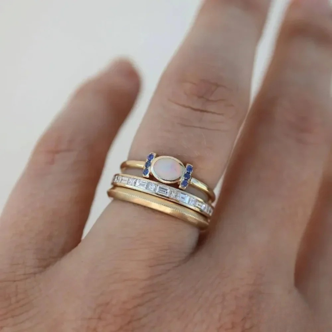 Tereza – Gold ring with a radiant opal and clean lines.