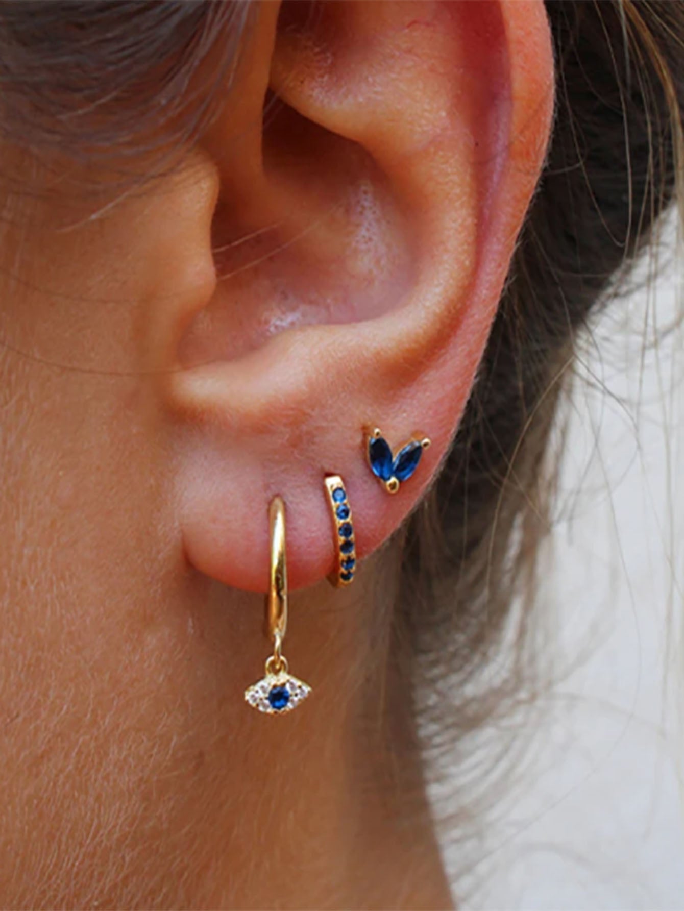 Leandra – Gold earrings with a sophisticated shape.