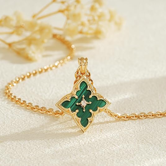 Necklace with Hanging Clover in Emerald - Gold