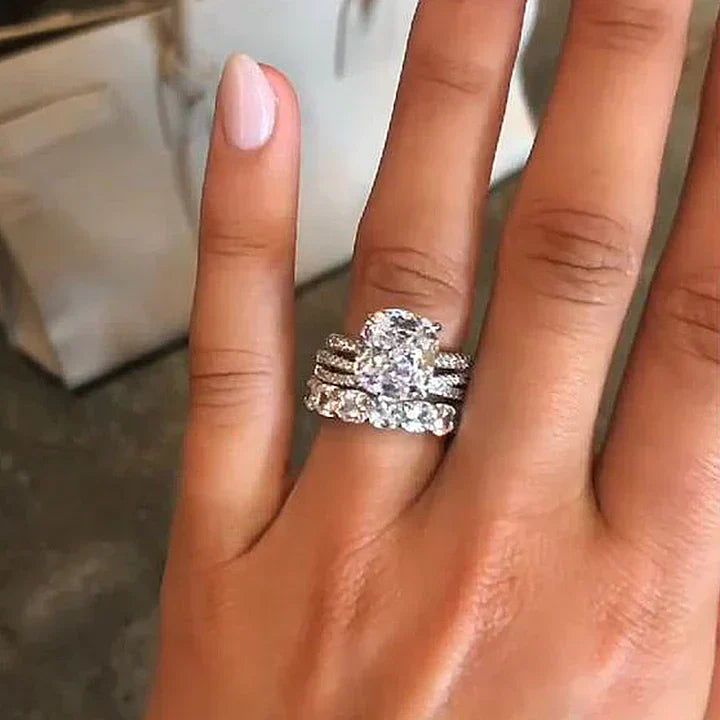 Iris – Ring with diamond and oval stone.