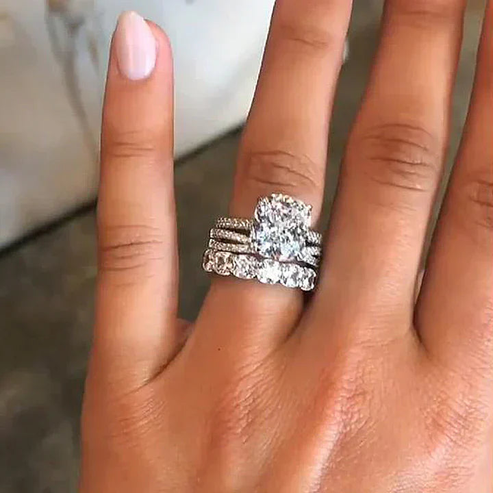 Iris – Ring with diamond and oval stone.