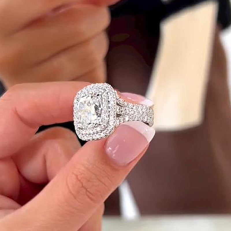 Frieda – Simpler ring with a round stone.