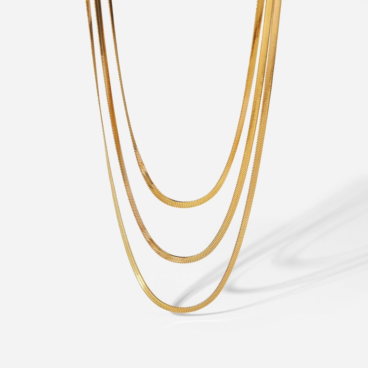 Sofi – Necklace with multiple thin golden layers.
