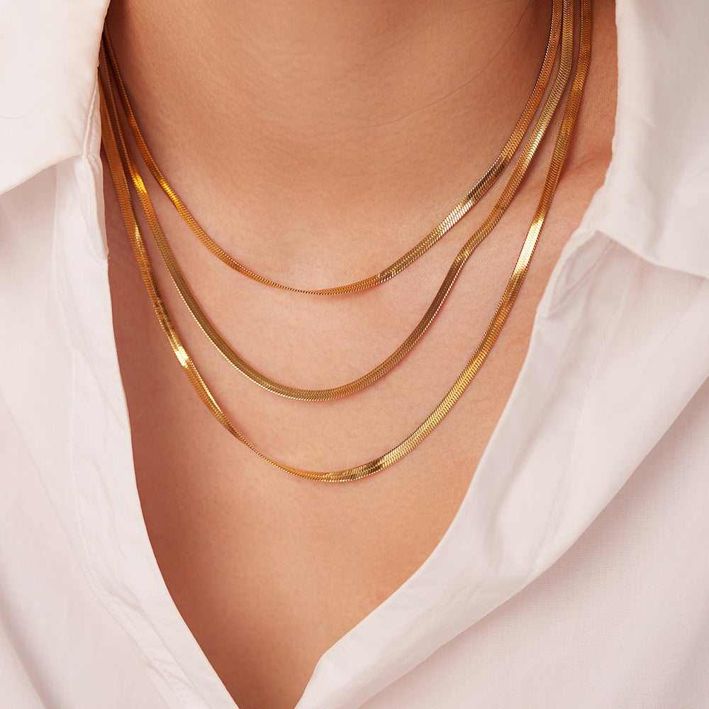 Sofi – Necklace with multiple thin golden layers.